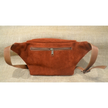 Torebka na biodro z zamszowej skóry w ceglasto czerwonym kolorze i kwiatowym haftem .